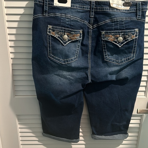 NWT Oak & Vine Denim Capris with jeweled back pockets, comfort fit and stretch. - Picture 7 of 11